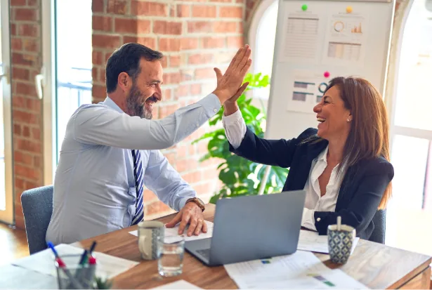 Reunión estratégica entre consultores y cliente, revisando los resultados del diagnóstico y discutiendo soluciones personalizadas propuestas por Ozado Business Consulting.